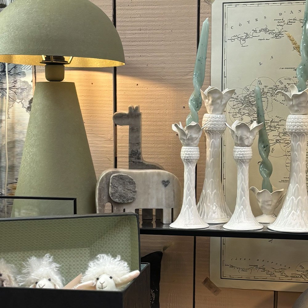 la-bibelotiere-carte-les-sables-dolonne-lampe-verte-peluche-mouton