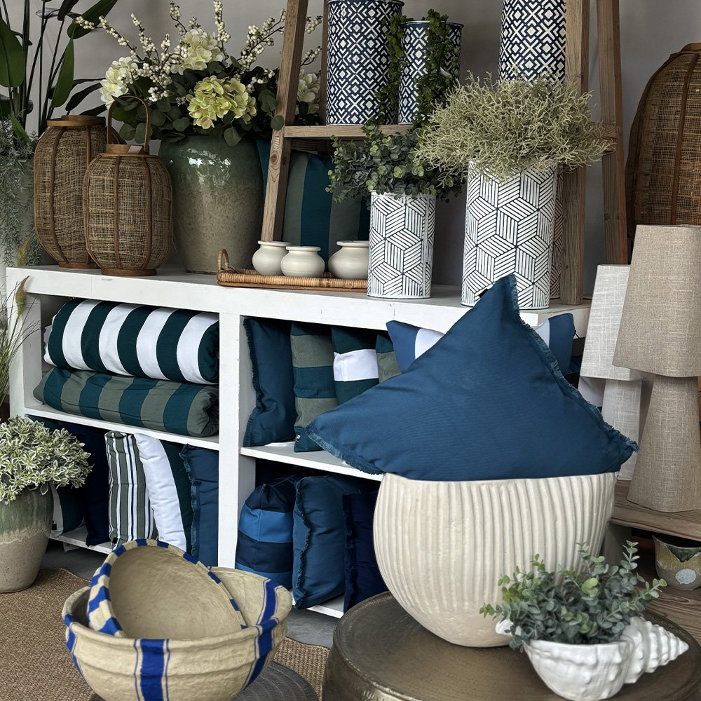 un-jour-une-maison-exterieur-coussins-plantes-meubles