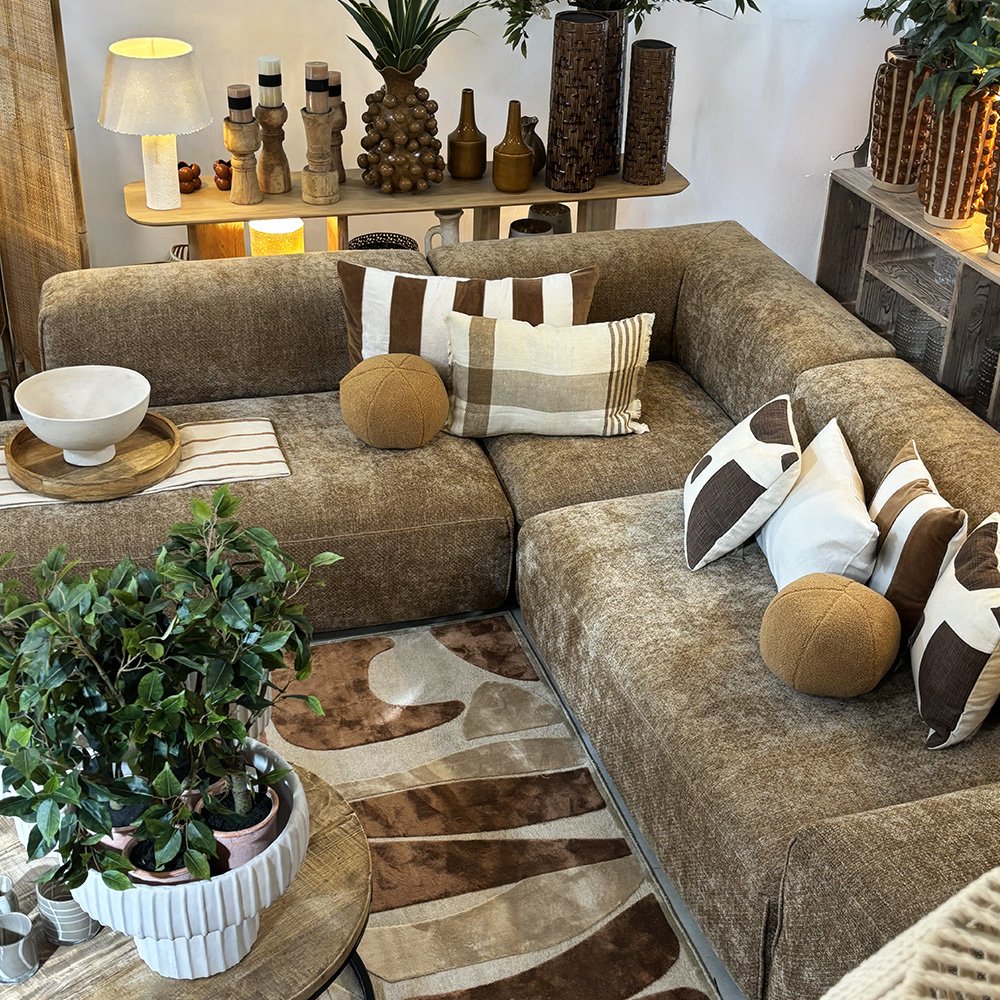 un-jour-une-maison-plaid-vase-tapis-coussin-fleurs-table-basse