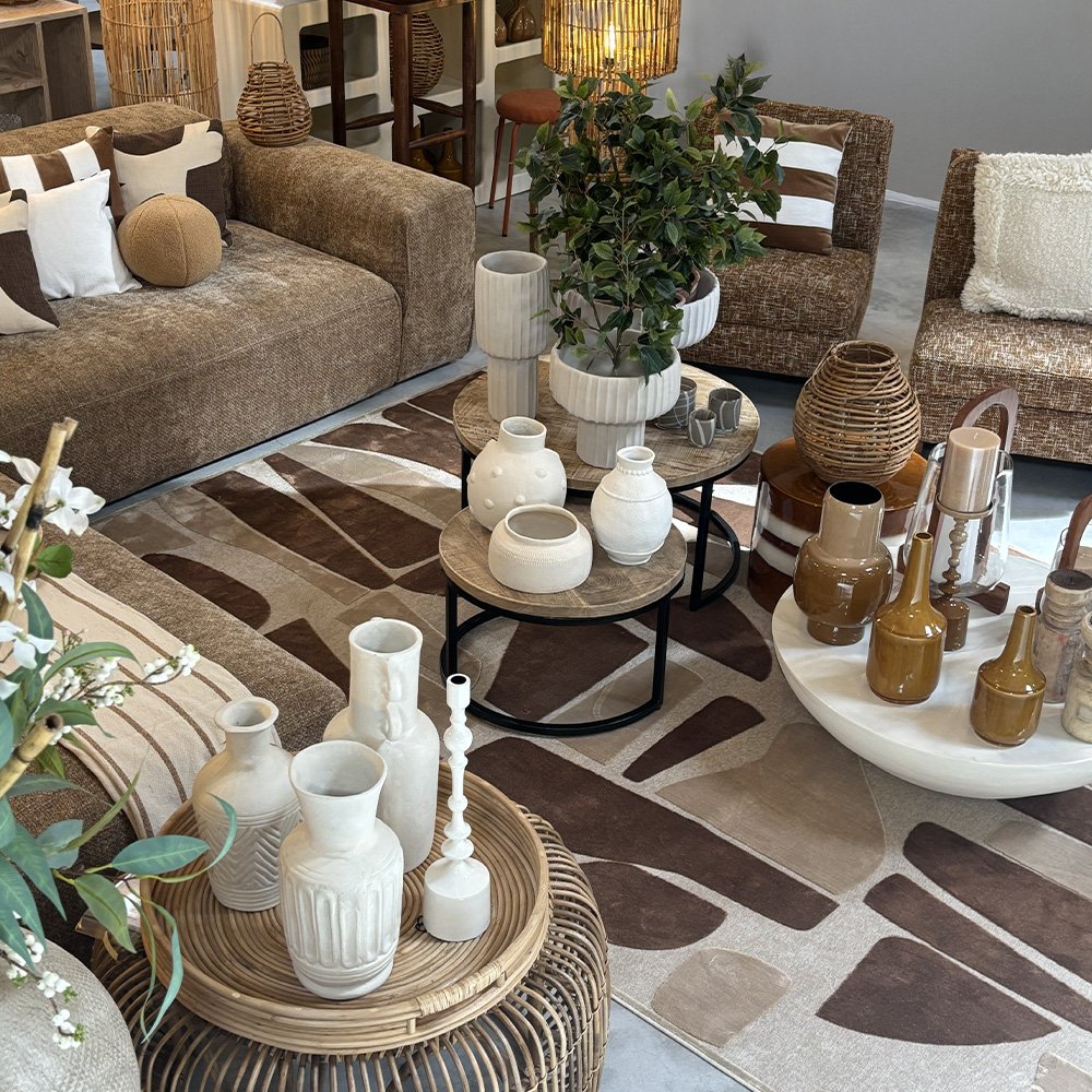 un-jour-une-maison-vase-tapis-coussin-fleurs-table-basse-canape-papier-macher