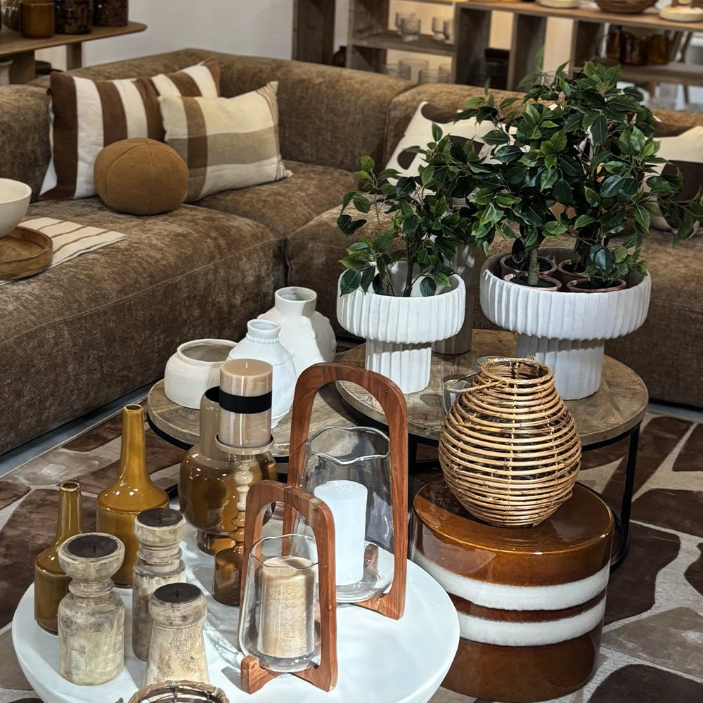 un-jour-une-maison-vase-tapis-coussin-fleurs-table-basse