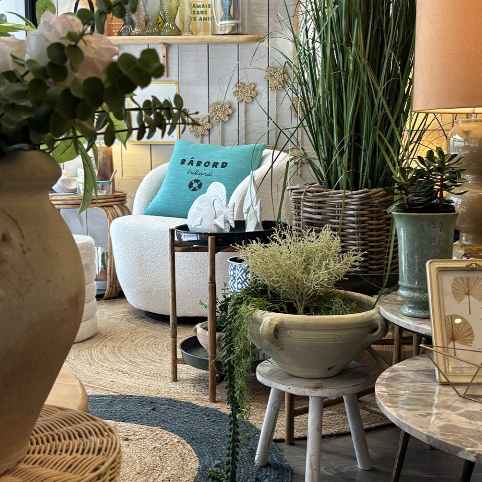 objet-de-decoration-la-bibelotiere-les-sables-dolonne-vitrine-aout-2025