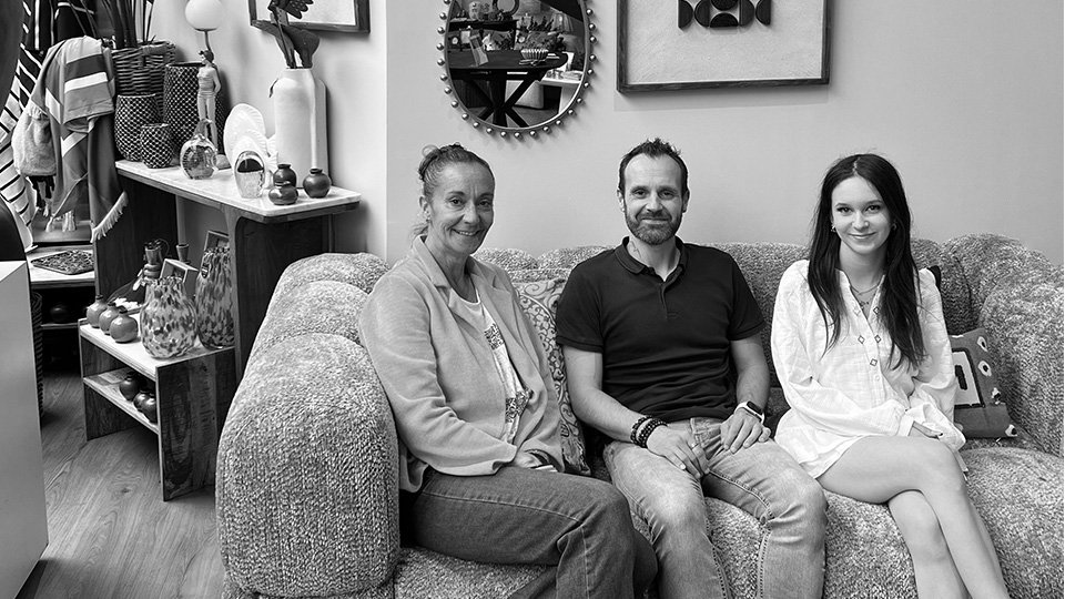 yumikoo-concept-photo-du-personnel photo du personnel yumikoo concept sur un canapé noir et blanche